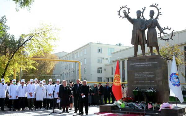 Сегодня, 19 октября, открыли памятник медработникам и студентам медвузов, погибшим при исполнении профессиональных обязанностей во время пандемии - Sputnik Кыргызстан