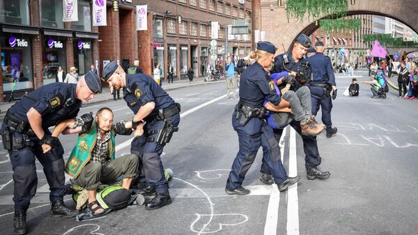 Полиция Стокгольмдогу демонстрация учурунда климат активисттерин эвакуациялап жатат. Архив - Sputnik Кыргызстан