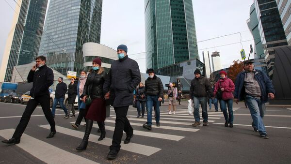 Люди переходят дорогу возле международного делового центра Москва-Сити. Архивное фото - Sputnik Кыргызстан