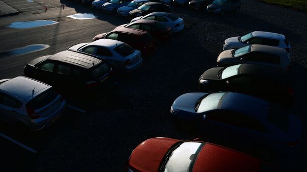 Машины на парковке салона по продаже автомобилей с пробегом. Архивное фото - Sputnik Кыргызстан