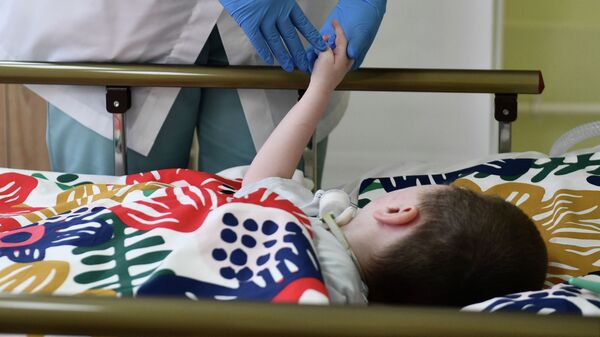 Ребенок на больничной койке. Архивное фото - Sputnik Кыргызстан