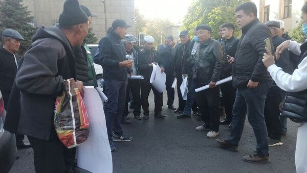 Бишкек мэриясынын алдында унаа токтотуучу жайдын кызматкерлерин митинги - Sputnik Кыргызстан
