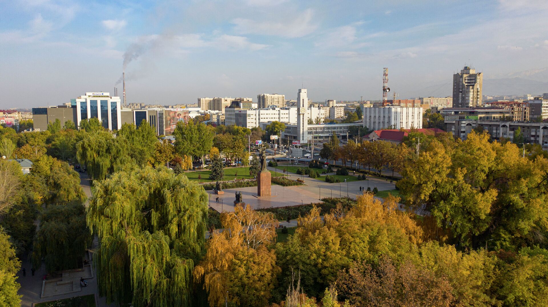 Вид на памятник Уркуи Салиевой в центре Бишкека - Sputnik Кыргызстан, 1920, 27.10.2021