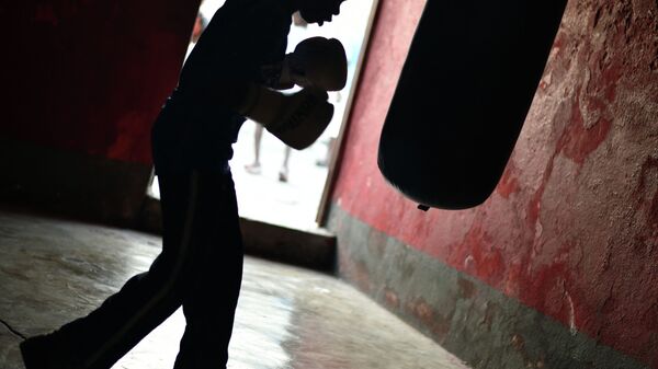 Подросток во время тренировки на боксерской груше. Архивное фото - Sputnik Кыргызстан