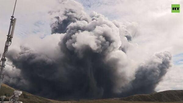 Күлүн асманга чачкан Асо. Япониядагы ири вулкандын атылып жаткан видеосу - Sputnik Кыргызстан