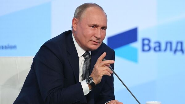 Президент РФ Владимир Путин на пленарной сессии XVIII ежегодного заседания Международного дискуссионного клуба Валдай - Sputnik Кыргызстан