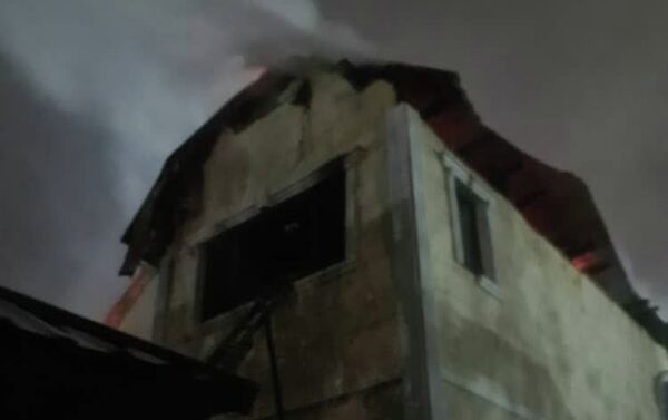 В жилмассиве Кок-Жар в Бишкеке горел двухэтажный дом - Sputnik Кыргызстан