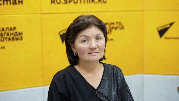 Санитарный врач отдела коммунальной гигиены ЦГСЭН Гульмира Баракова - Sputnik Кыргызстан