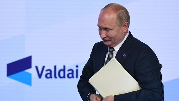Президент РФ Владимир Путин на пленарной сессии XVIII ежегодного заседания Международного дискуссионного клуба Валдай. - Sputnik Кыргызстан