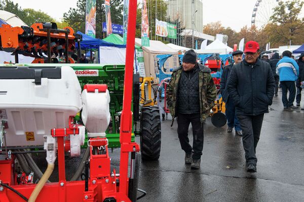 На Старой площади выставлены образцы новой фермерской техники: тракторы, комбайны, сеялки, доильные аппараты, мобильные зерносушилки и другое оборудование - Sputnik Кыргызстан