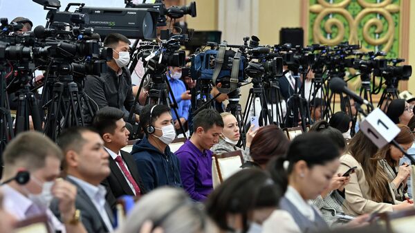 Жунарлисты на пресс-конференции президента Садыра Жапарова. Архивное фото - Sputnik Кыргызстан