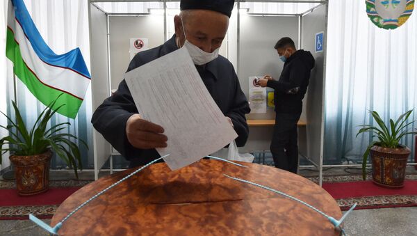 Мужчина во время президентских выборов на избирательном участке в Ташкенте - Sputnik Кыргызстан