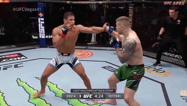 Мощные комбинации и жесткий обмен ударами — видео лучших моментов турнира UFC - Sputnik Кыргызстан