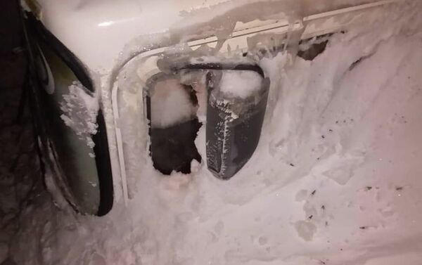 В Джалал-Абадской области на перевале Сары-Кыр девять человек на трех автомобилях оказались в снежном плену - Sputnik Кыргызстан