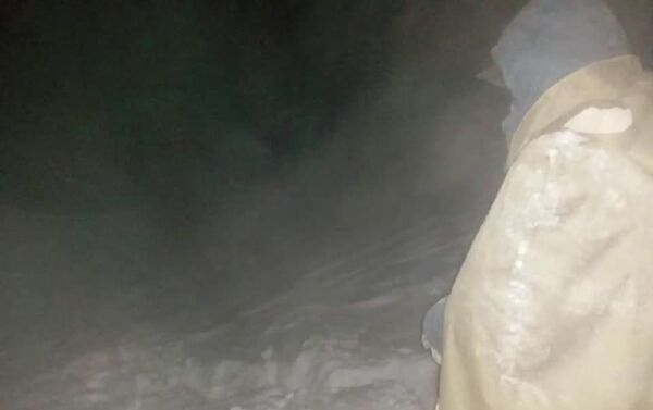 Обильный снегопад заблокировал проезд двум КамАЗам и легковушке на участке Шаркыратма трассы Казарман — Джалал-Абад - Sputnik Кыргызстан