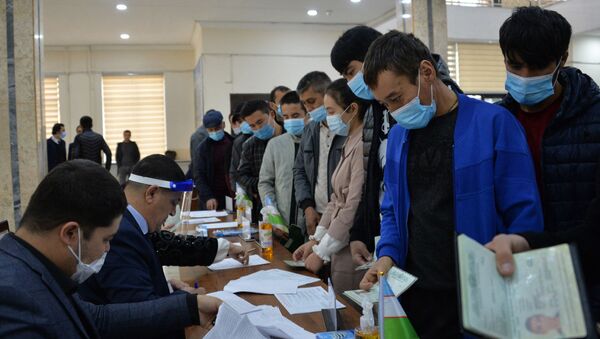 Люди на избирательном участке, во время президентских выборов в Ташкенте - Sputnik Кыргызстан