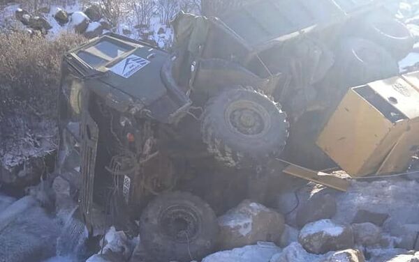 В Тонском районе Иссык-Кульской области грузовой автомобиль КамАЗ упал в овраг, погиб один человек, пострадали четверо - Sputnik Кыргызстан