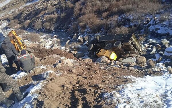 ДТП произошло на участке Кырчын, КамАЗ вез груз для строящейся в этом районе гидроэлектростанции - Sputnik Кыргызстан
