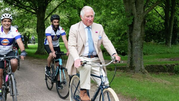 Британский принц Чарльз едет на велосипеде. Архивное фото - Sputnik Кыргызстан