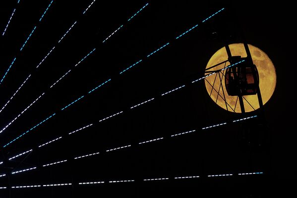 Колесо обозрения на фоне полной луны в Багдаде (Ирак) - Sputnik Кыргызстан