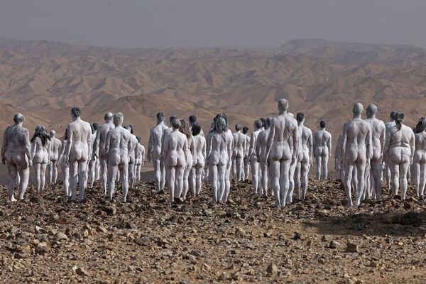 Около 200 человек, покрытых белой краской, участвуют в проекте фотографа Спенсера Туника в Израиле. Проект посвящен Мертвому морю, которое каждый год мелеет примерно на метр. - Sputnik Кыргызстан