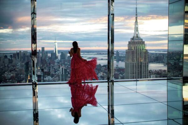 Девушка на смотровой площадке нового небоскреба Summit One Vanderbilt на Манхэттене (Нью-Йорк, США). Площадка из стекла находится на высоте около 305 метров.  - Sputnik Кыргызстан