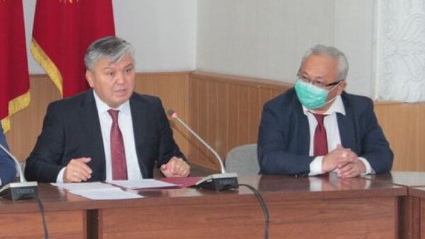 Сейилбек Урустемов экономика жана коммерция министринин биринчи орун басары (оң жакта) - Sputnik Кыргызстан