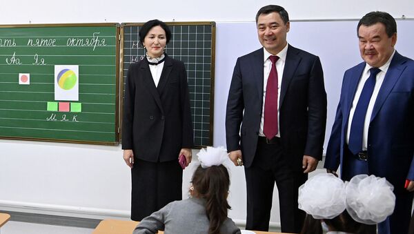 Президент Садыр Жапаров на церемонии открытия школы в селе Мыкан - Sputnik Кыргызстан