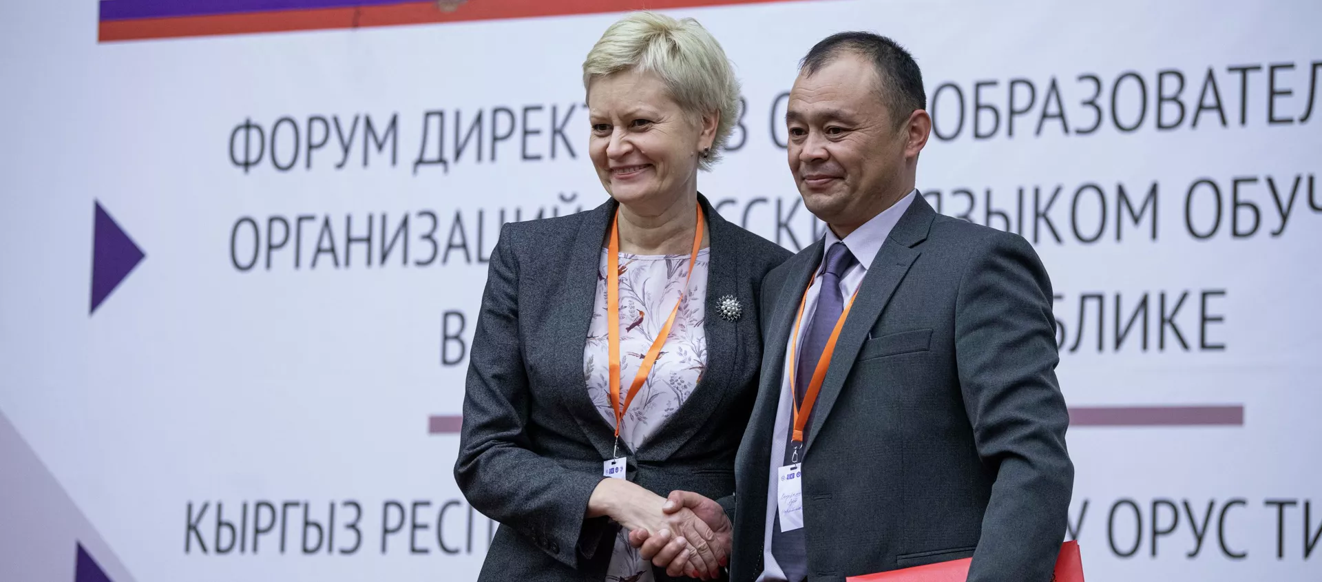 Директора школ Кыргызстана и России во время подписания соглашения о сотрудничестве в Бишкеке - Sputnik Кыргызстан, 1920, 22.10.2021