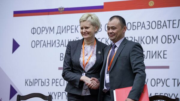 Директора школ Кыргызстана и России во время подписания соглашения о сотрудничестве в Бишкеке - Sputnik Кыргызстан