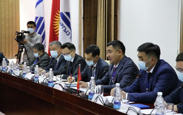 Директор КТЖ Азамат Сакиев подчеркнул важность встречи в рамках сотрудничества по развитию железнодорожной отрасли в Кыргызстане - Sputnik Кыргызстан