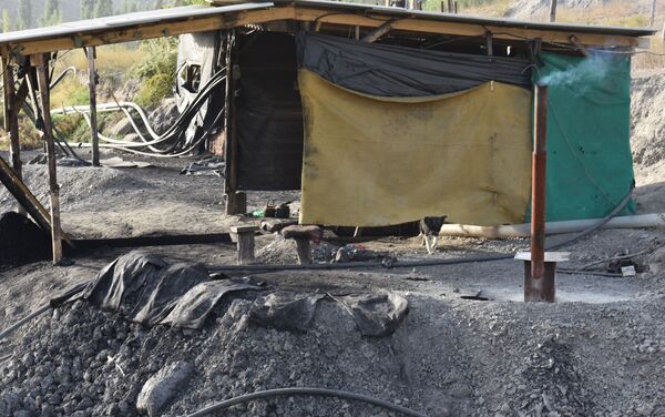 Добыча угля на заброшенной шахте в Кызыл-Кие  - Sputnik Кыргызстан