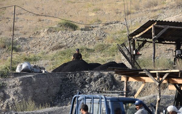 Добыча угля на заброшенной шахте в Кызыл-Кие  - Sputnik Кыргызстан
