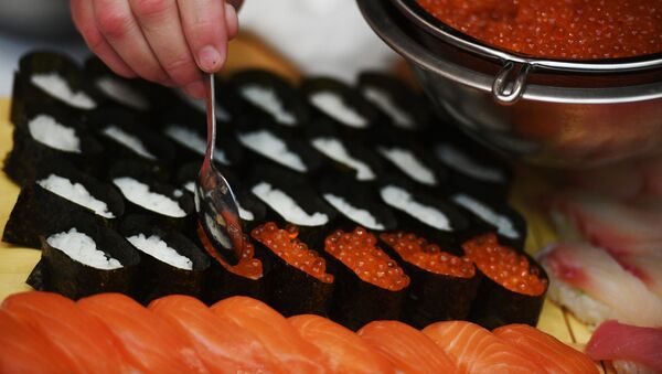 Приготовление суши. Архивное фото - Sputnik Кыргызстан