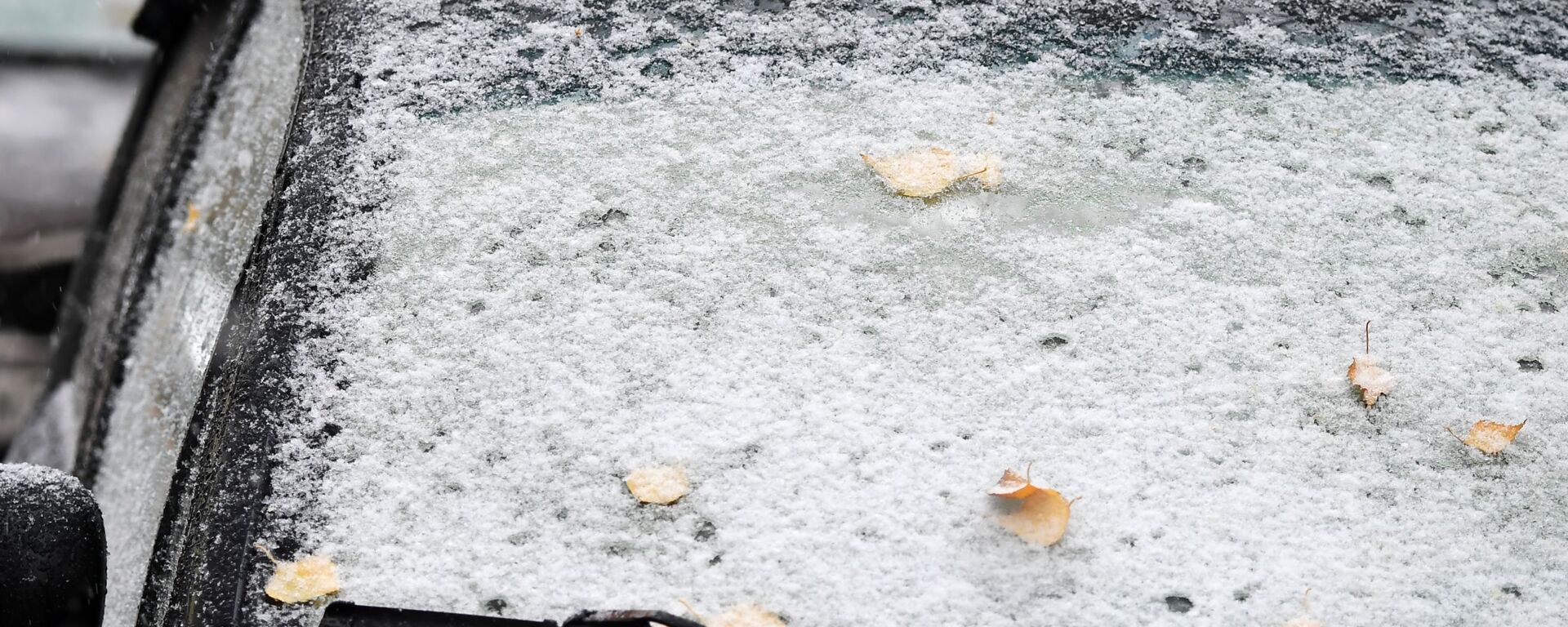 Унаанын алдыңкы айнегинде кар. Архив - Sputnik Кыргызстан, 1920, 01.10.2025