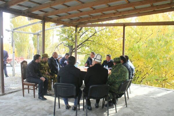 В приграничной зоне состоялась встреча главы Баткенской области Кыргызстана Абдикарима Алимбаева с главой Согдийской области Таджикистана Раджаббоем Ахмадзодой - Sputnik Кыргызстан