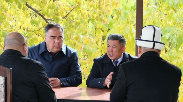 Представитель президента в Баткенской области Абдикарим Алимбаев во время встречи с делегацией Таджикистанской области Согди - Sputnik Кыргызстан