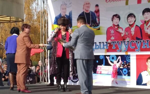 Токио Олимпиадасында ийгилик жараткан балбандар менен машыктыруучуларга Таласта сый көрсөтүлдү - Sputnik Кыргызстан