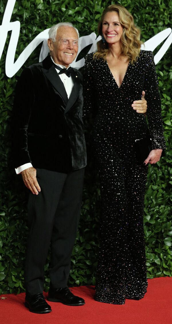 Итальянский модельер Джорджио Армани и американская актриса Джулия Робертс на красной дорожке Fashion Awards 2019 в Лондоне. 2019 - Sputnik Кыргызстан
