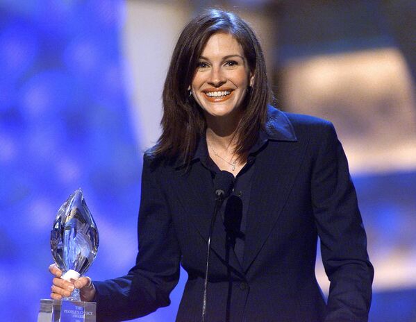 Джулия Робертс получает награду Любимая киноактриса на церемонии вручения People's Choice Awards в Пасадене. 2001 - Sputnik Кыргызстан