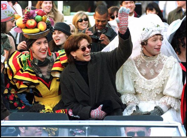 Актриса Джулия Робертс во главе парада в ее честь по случаю получения награды Женщина года на церемонии Harvard Hasty Pudding в Кембридже, штат Массачусетс. 1997 - Sputnik Кыргызстан