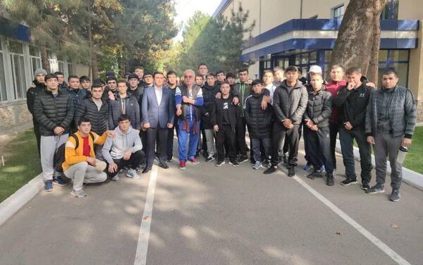 Кыргызстанские борцы побывали в Ташкенте на сборах юношеских команд двух стран. Абдувалиев посетил сборы и пообщался с спортсменами - Sputnik Кыргызстан