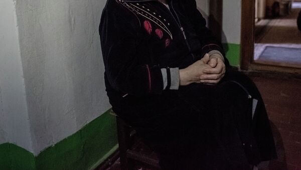 Пожилая женщина сидит на стуле у себя дома. Архивное фото - Sputnik Кыргызстан