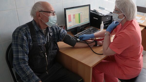 Медицинский работник измеряет давление пациента. Архивное фото - Sputnik Кыргызстан