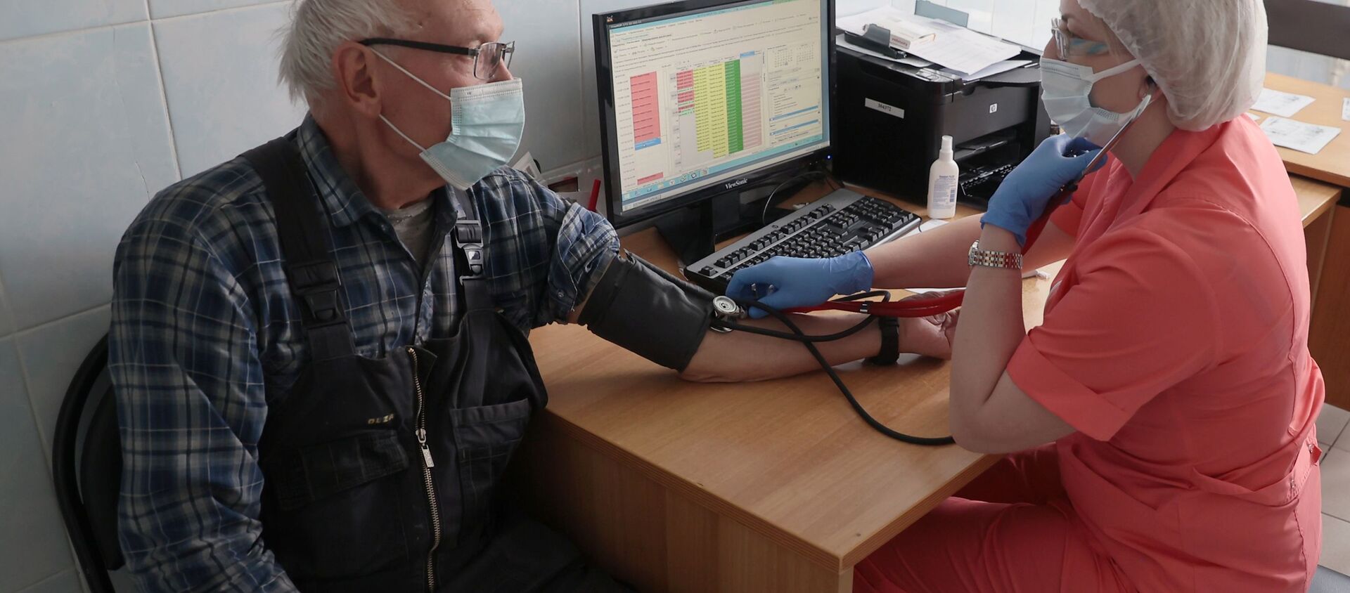 Медицинский работник измеряет давление пациента. Архивное фото - Sputnik Кыргызстан, 1920, 29.10.2021
