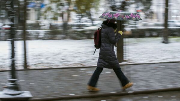 Женщина с зонтом идет по бульвару. Архивное фото - Sputnik Кыргызстан