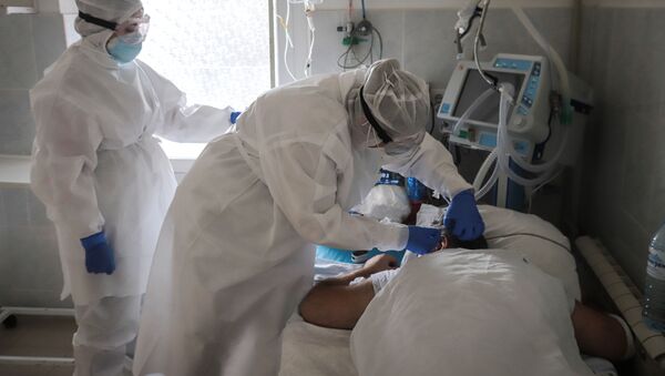 Медики у пациента в отделении больницы. Архивное фото - Sputnik Кыргызстан