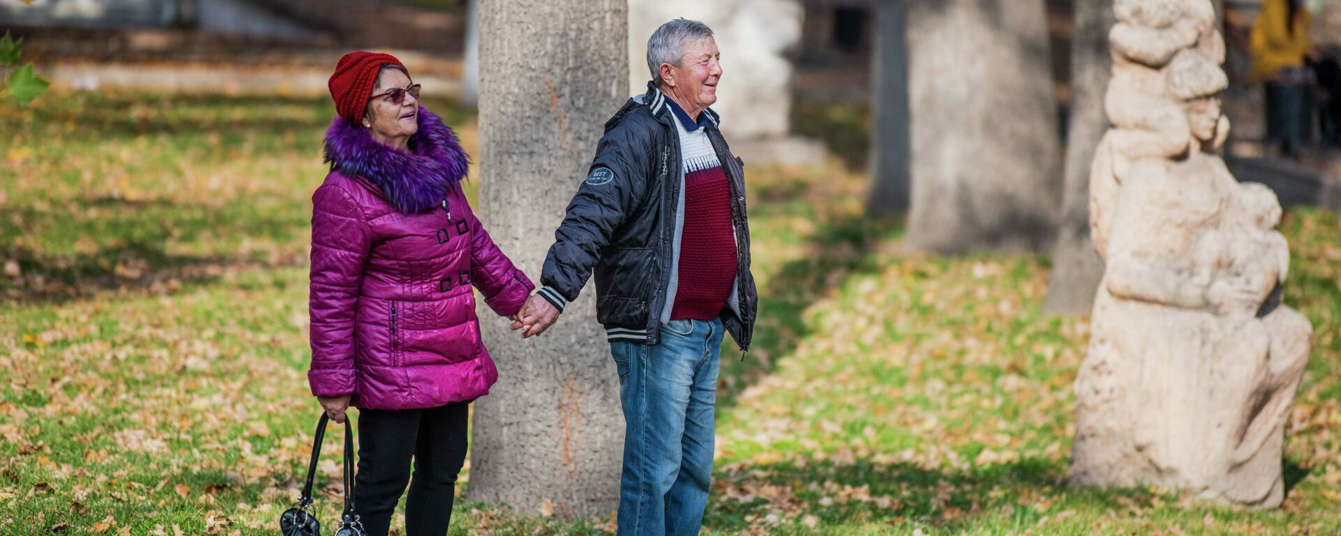 Бишкектеги эмен багында сейилдеген түгөйлөр - Sputnik Кыргызстан, 1920, 03.08.2025