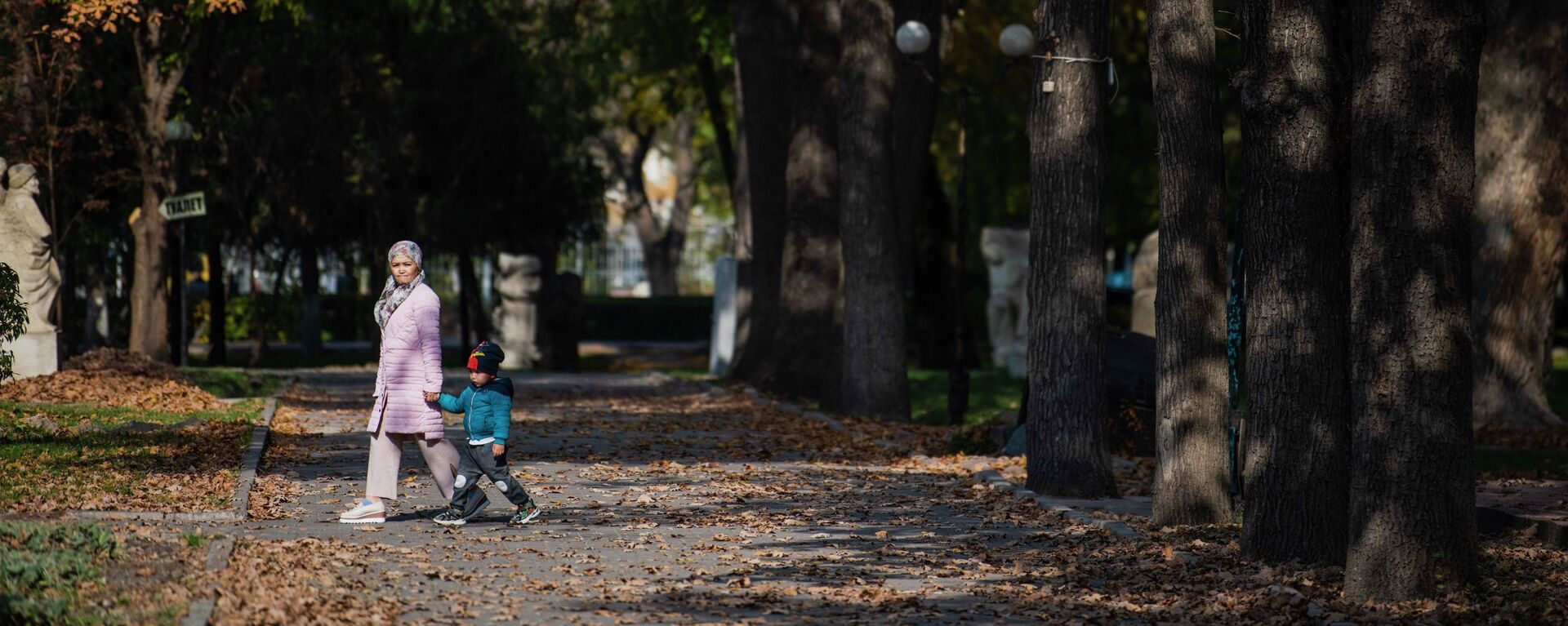 Женщина с ребенком гуляют в парке им. Ч. Айтматова в Бишкеке. Архивное фото - Sputnik Кыргызстан, 1920, 23.10.2025