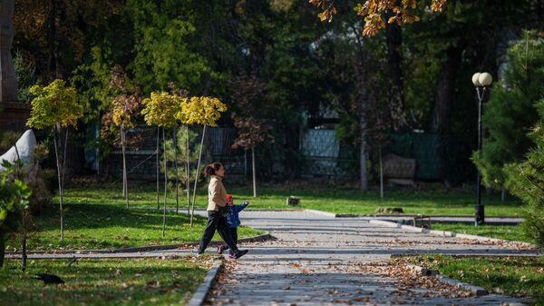 Женщина с ребенком гуляют в Дубовом парке Бишкека. Архивное фото - Sputnik Кыргызстан